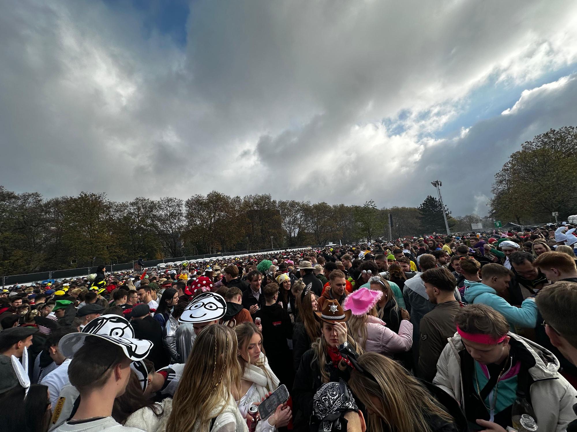Volle Ausweichfläche an den Kölner Uniwiesen am 11.11..
