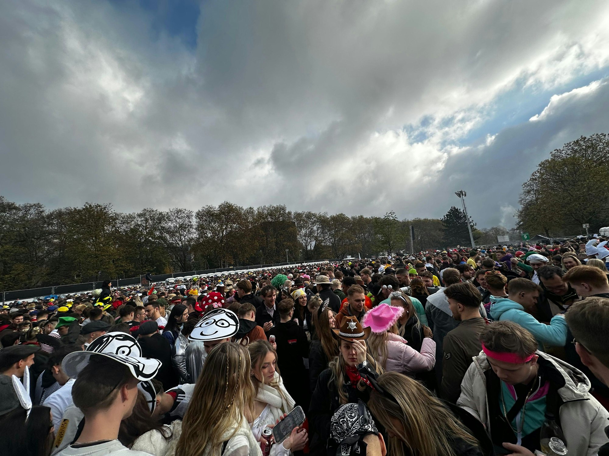 Volle Ausweichfläche an den Kölner Uniwiesen am 11.11..