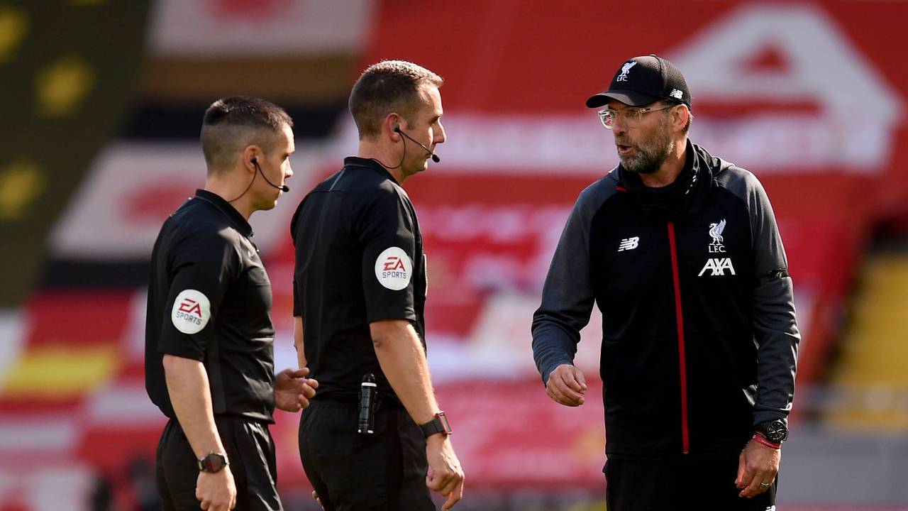 David Coote und Jürgen Klopp diskutieren.