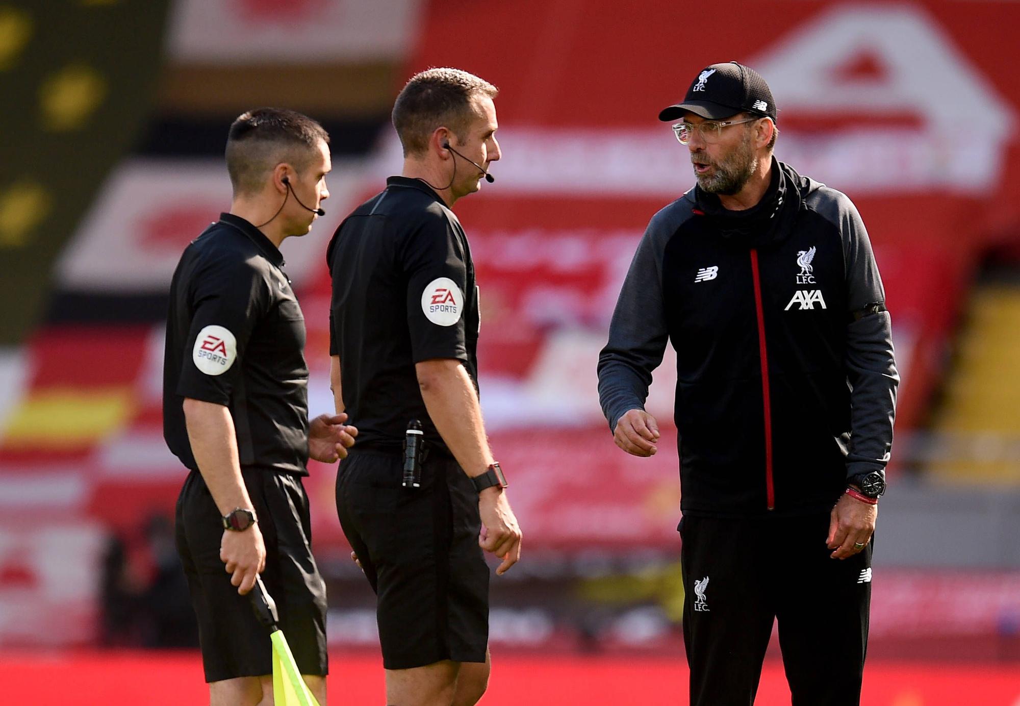 David Coote und Jürgen Klopp diskutieren.