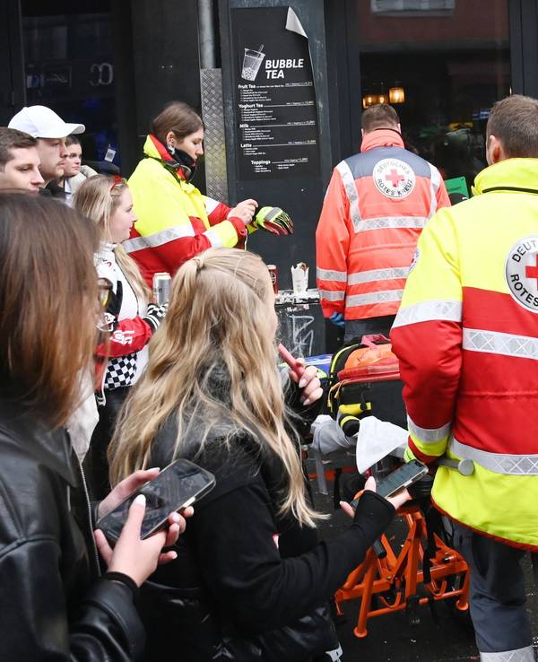 Rettungskräfte sind am 11.11.2024 auf der Zülpicher Straße unterwegs.
