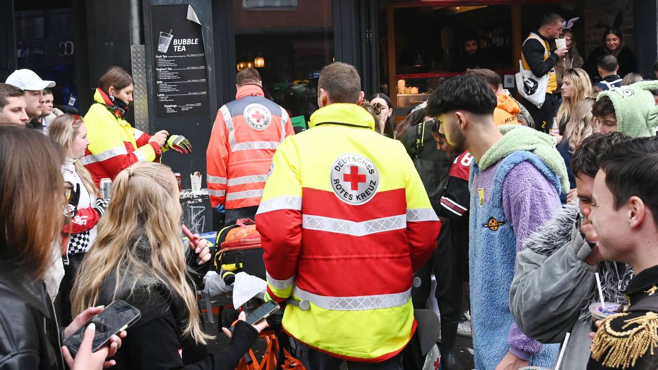 Rettungskräfte sind am 11.11.2024 auf der Zülpicher Straße unterwegs.