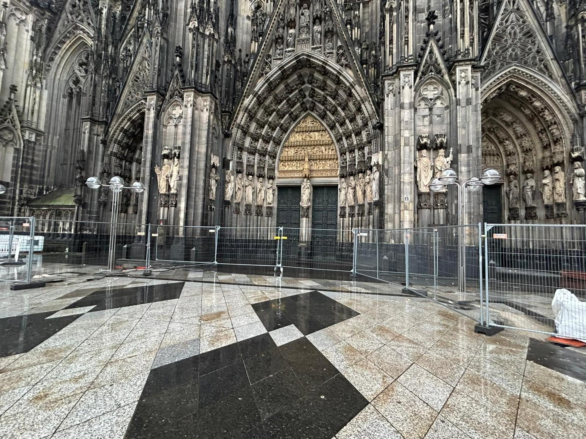 Der Kölner Dom mit Zäunen abgeriegelt.