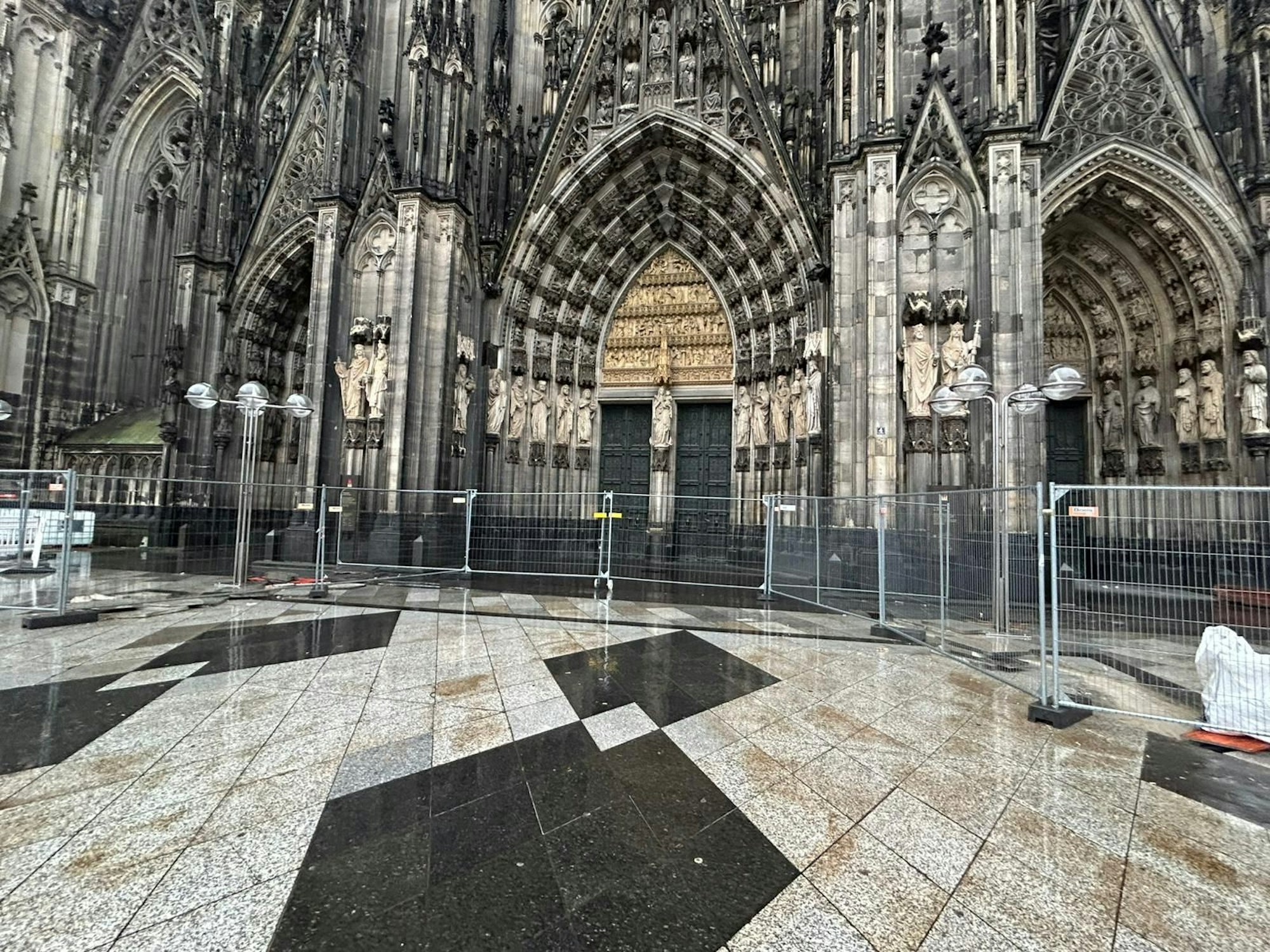 Der Kölner Dom mit Zäunen abgeriegelt.