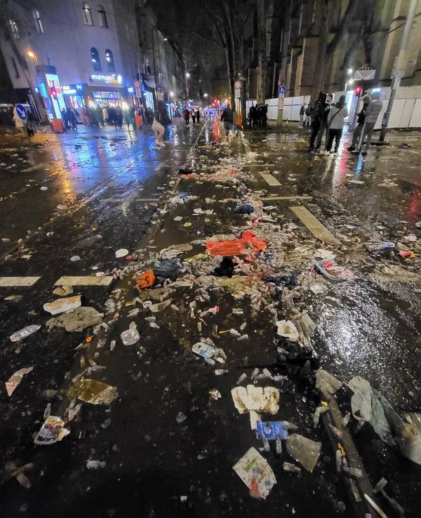 Die vermüllte Zülpicher Straße nach der Party am 11.11.2024 in Köln.