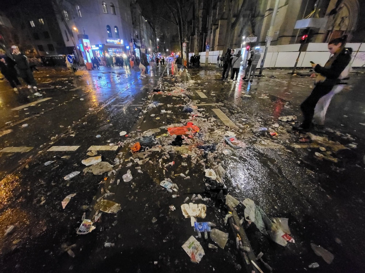 Die vermüllte Zülpicher Straße nach der Party am 11.11.2024 in Köln.