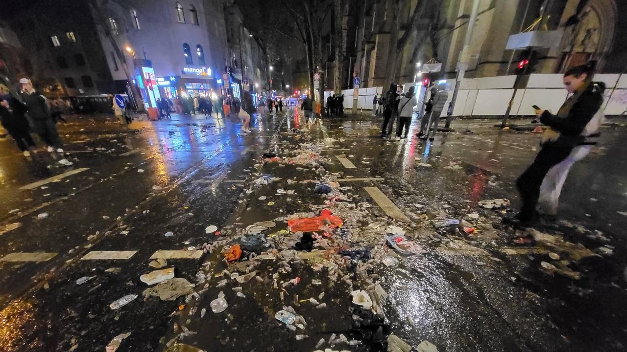Die vermüllte Zülpicher Straße nach der Party am 11.11.2024 in Köln.