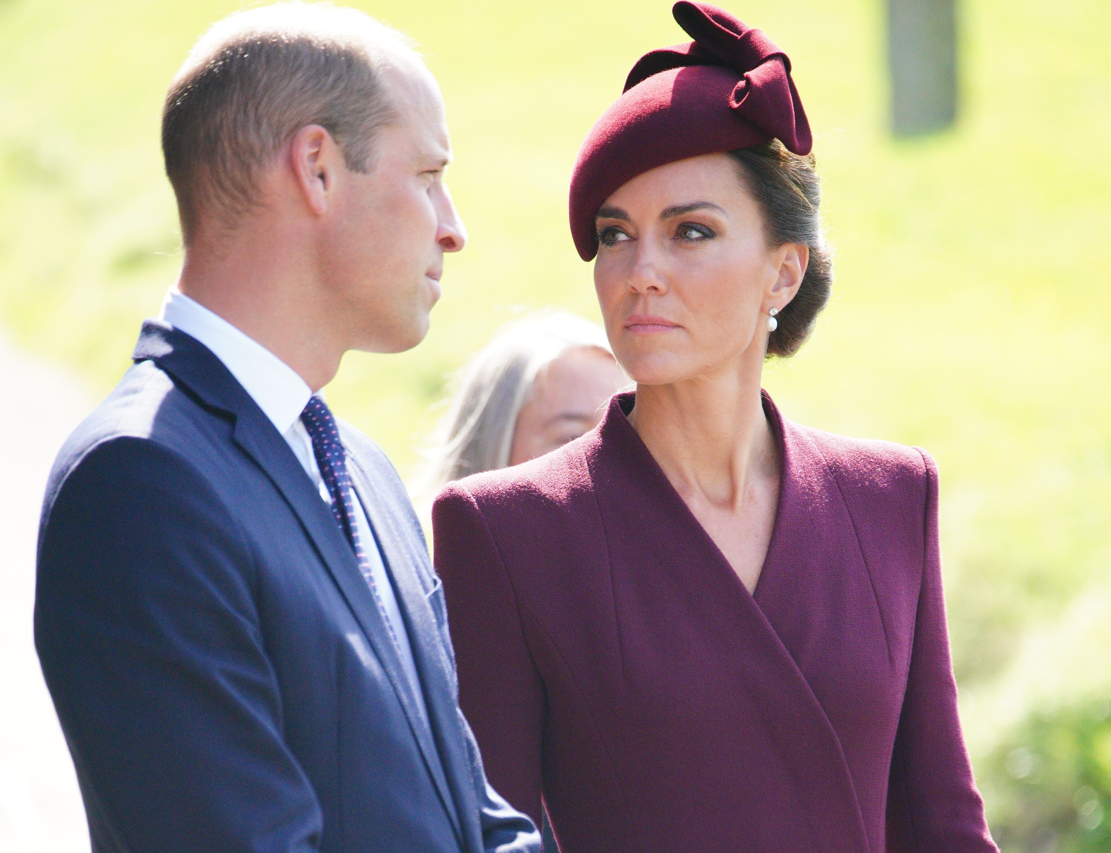 Prinzessin Kate und Prinz William reden miteinander.