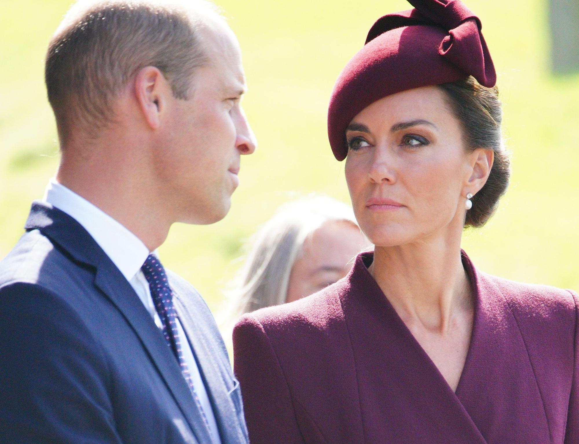 Prinzessin Kate und Prinz William reden miteinander.