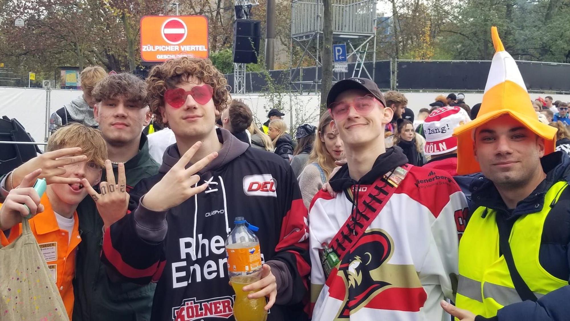 Fünf junge Männer am 11.11. in Köln unterwegs.
