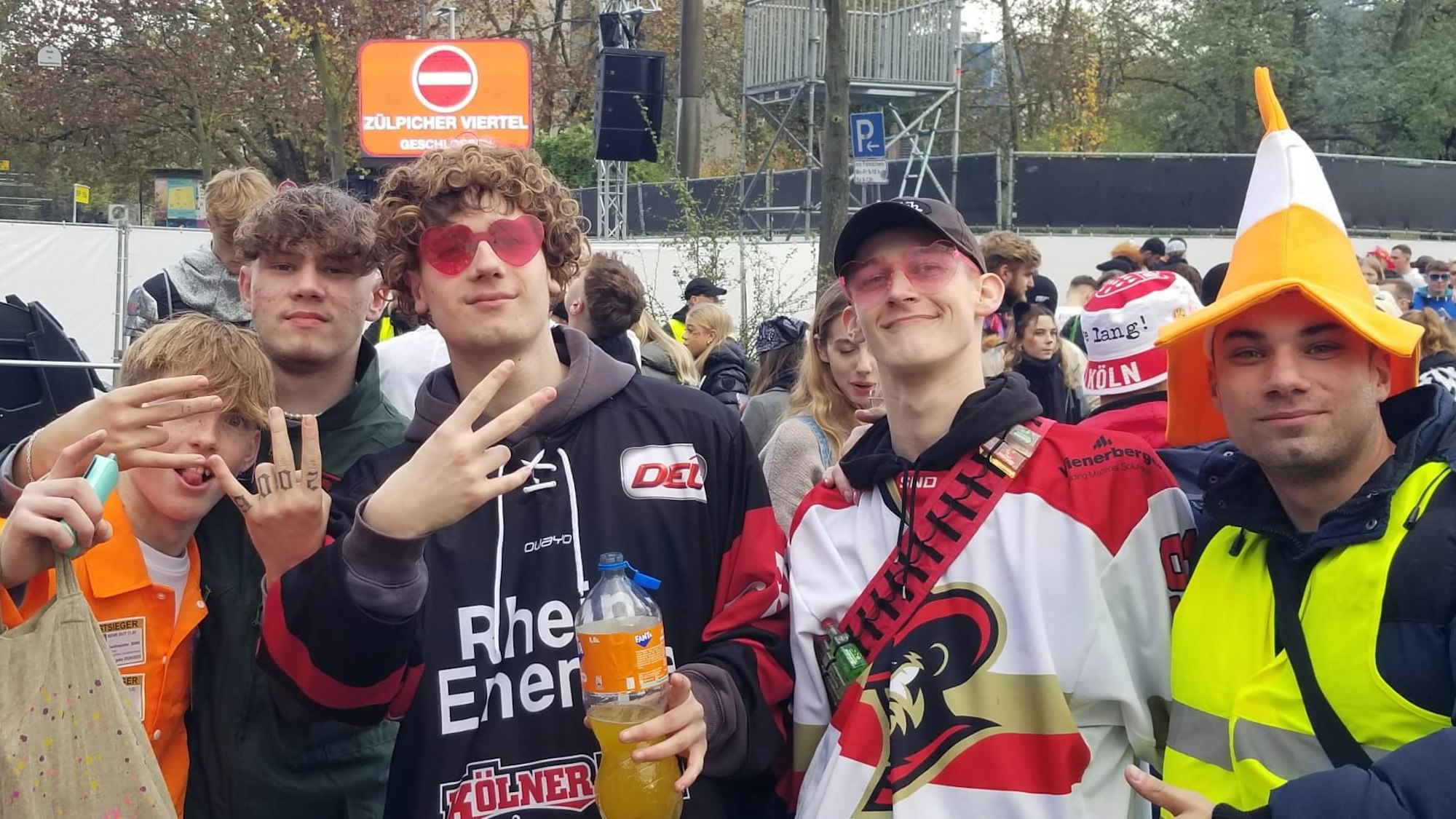 Fünf junge Männer am 11.11. in Köln unterwegs.