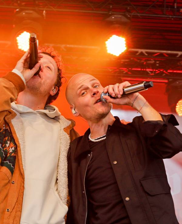Cat Ballou und Joris zusammen auf der Bühne.