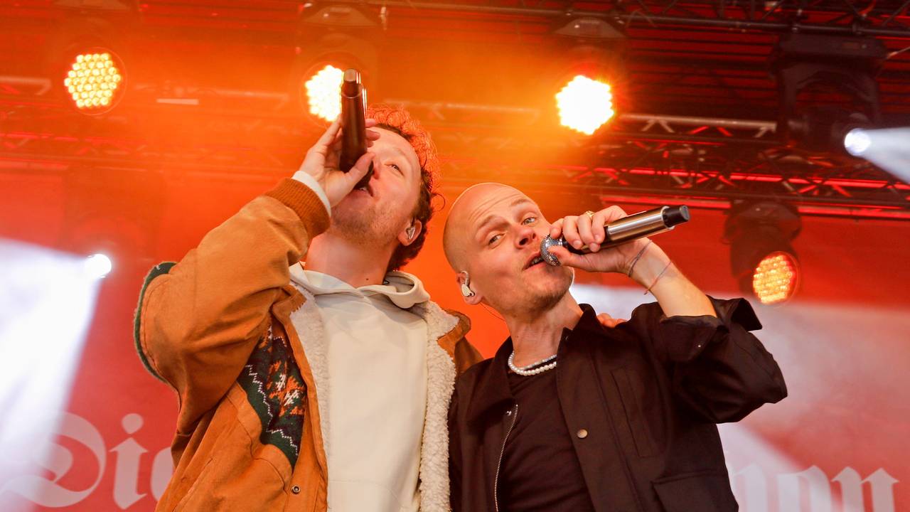 Cat Ballou und Joris zusammen auf der Bühne.