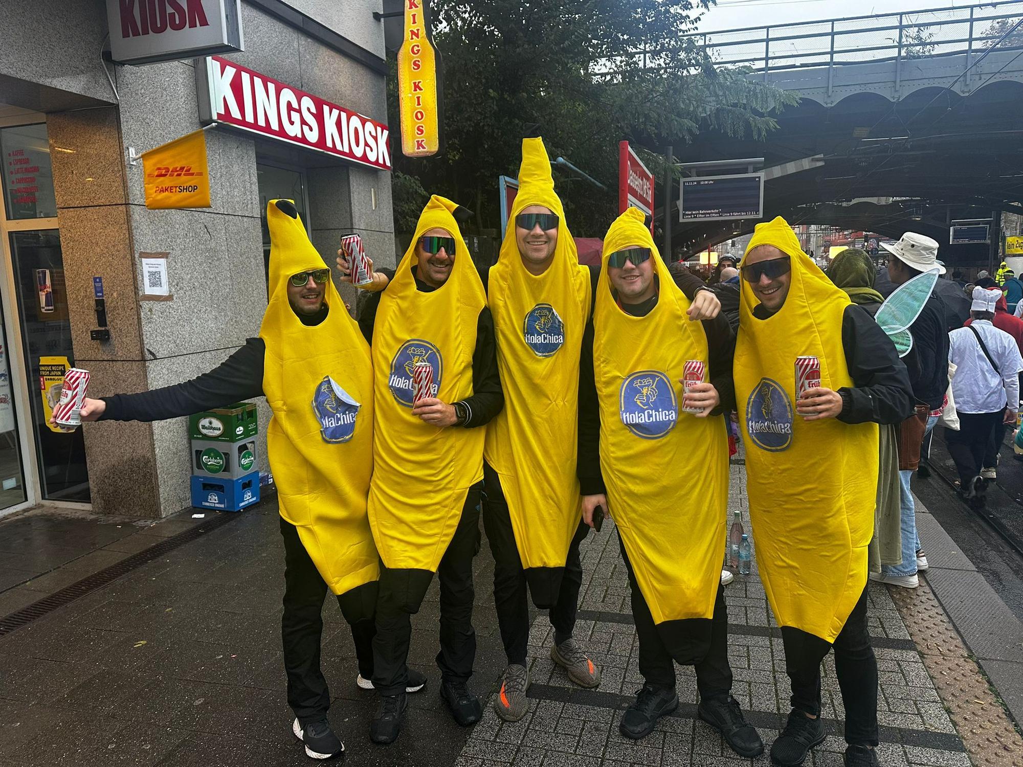 Fünf Freunde als Bananen verkleidet am 11.11. in Köln.