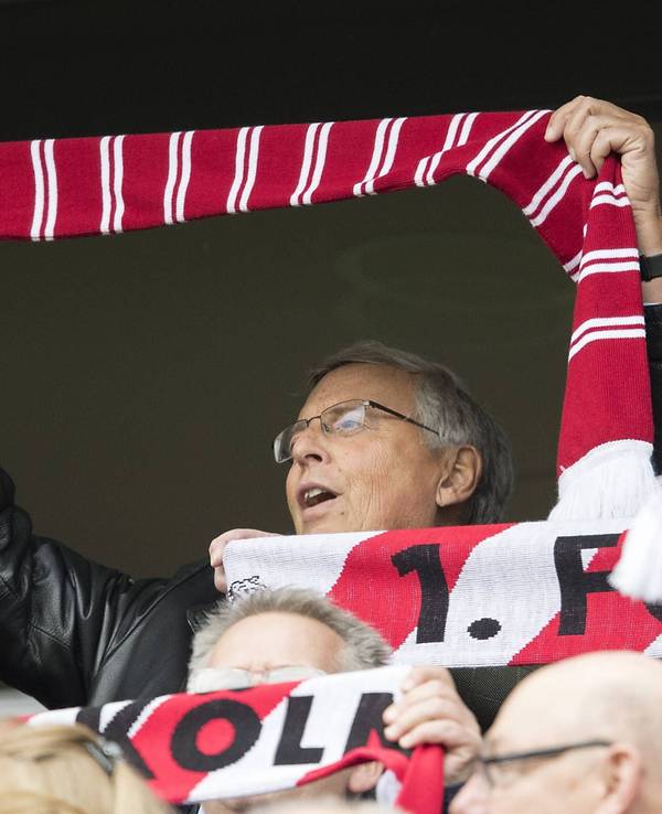 Wolfgang Bosbach mit FC-Fanschal bei der Bundesliga-Partie 1. FC Köln gegen Bayern München (0:3) am 4. März 2017. Der CDU Politiker kritisiert die Kölner CDU.