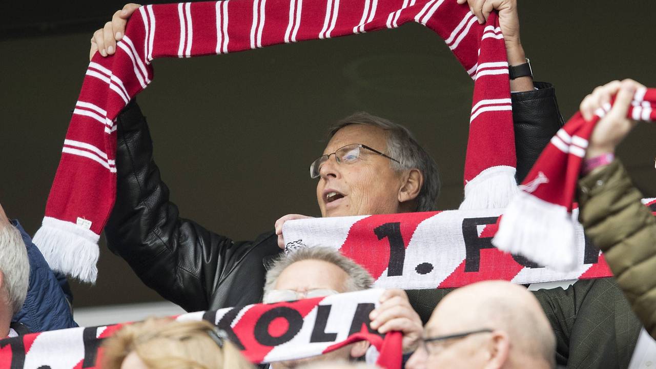 Wolfgang Bosbach mit FC-Fanschal bei der Bundesliga-Partie 1. FC Köln gegen Bayern München (0:3) am 4. März 2017. Der CDU Politiker kritisiert die Kölner CDU.