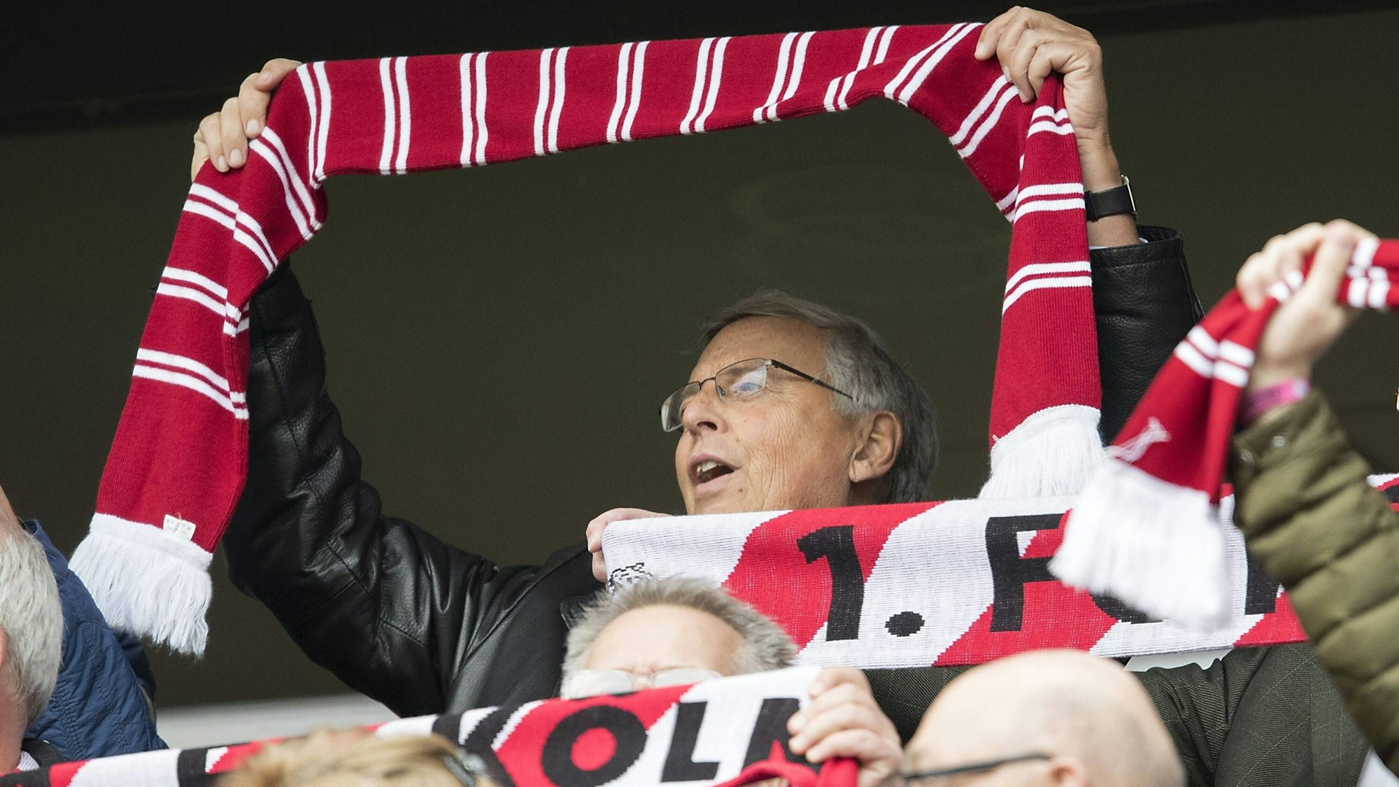 Wolfgang Bosbach mit FC-Fanschal bei der Bundesliga-Partie 1. FC Köln gegen Bayern München (0:3) am 4. März 2017. Der CDU Politiker kritisiert die Kölner CDU.
