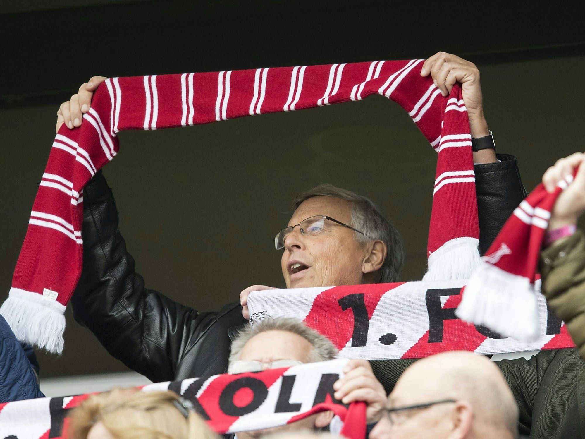 Wolfgang Bosbach mit Schal des 1. FC Köln beim Spiel gegen Bayern München 2017.