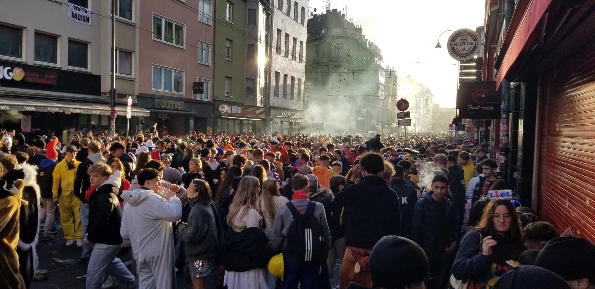 Die Party auf der Zülpicher Straße am 11.11. gegen 15.40 Uhr.