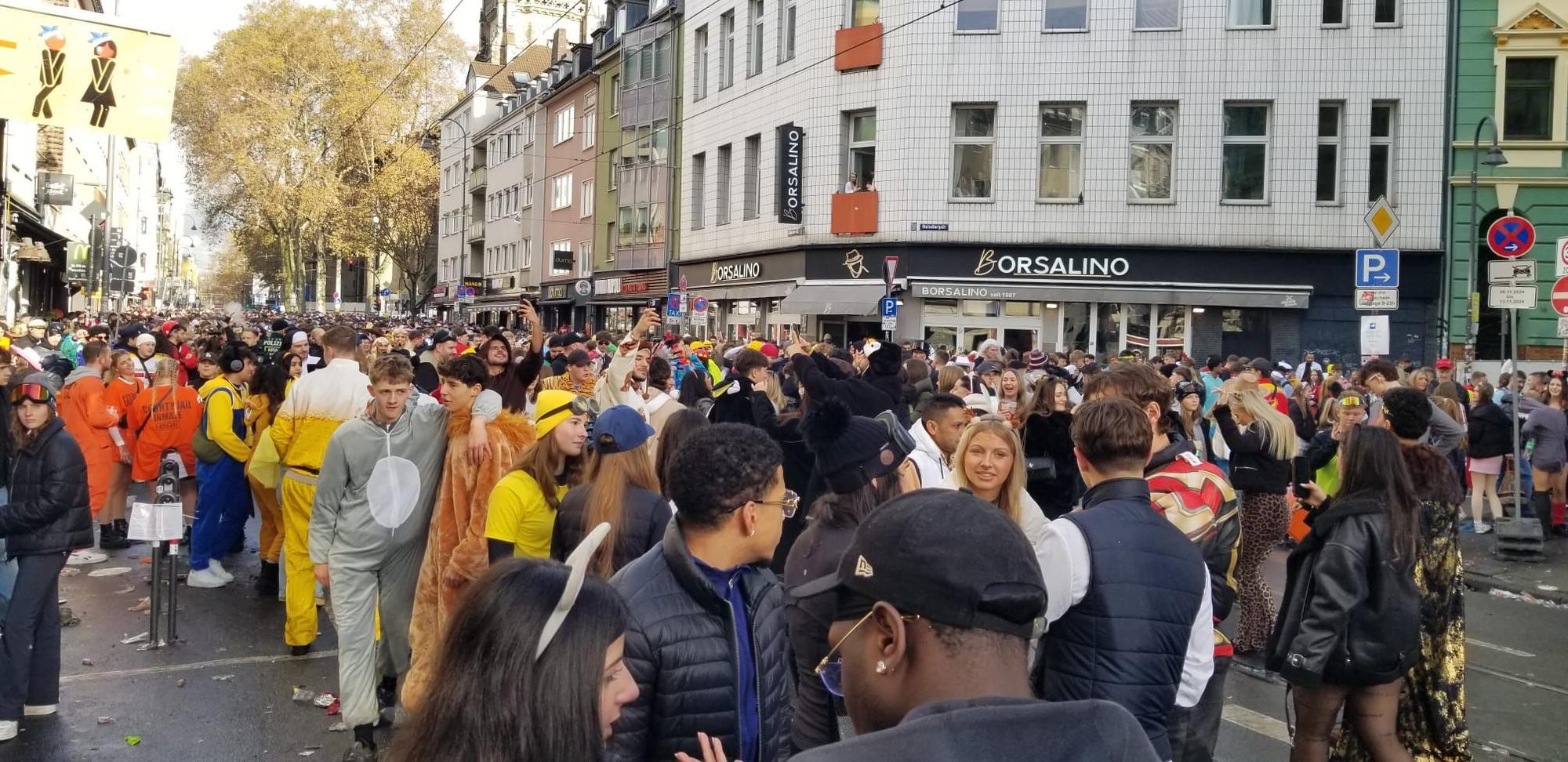 Die volle Zülpicher Straße am 11.11. in Köln.