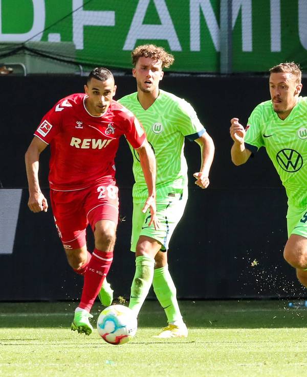Der ehemalige Wolfsburg-Profi Max Kruse (r.) am 3. September 2022 bei einem Spiel gegen den 1. FC Köln im Zweikampf mit Ellyes Skhiri.