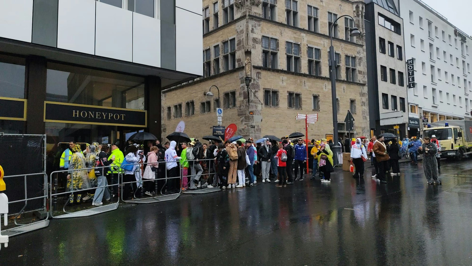 Verkleidete Karnevalisten auf dem Weg zum Alter Markt.