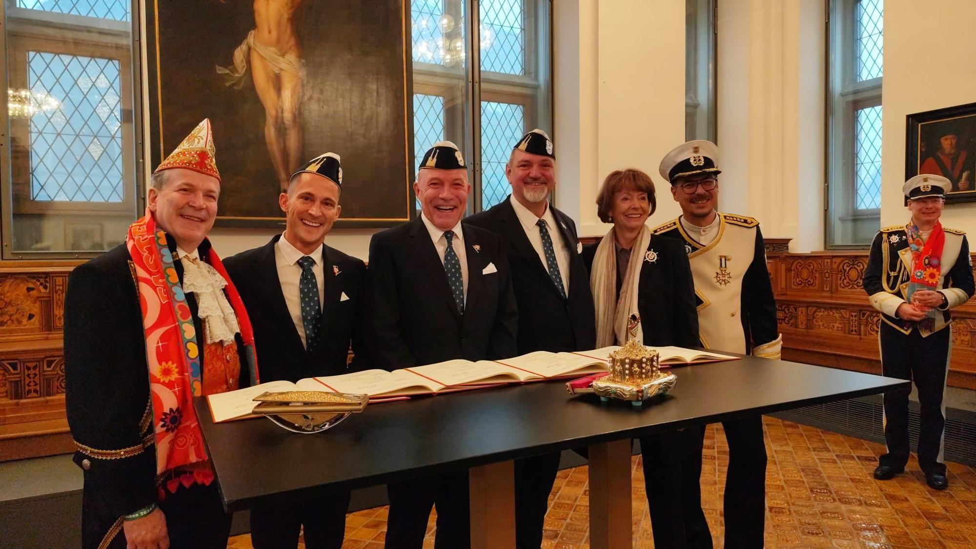 Das Dreigestirn im Kölner Rathaus mit OB Reker und FK-Präsident Christoph Kuckelkorn.Decker