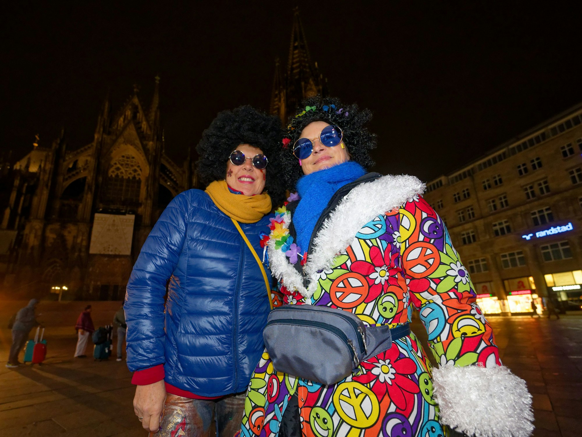 Zwei Karnevalistinnen aus Troisdorf am Kölner Hauptbahnhof.