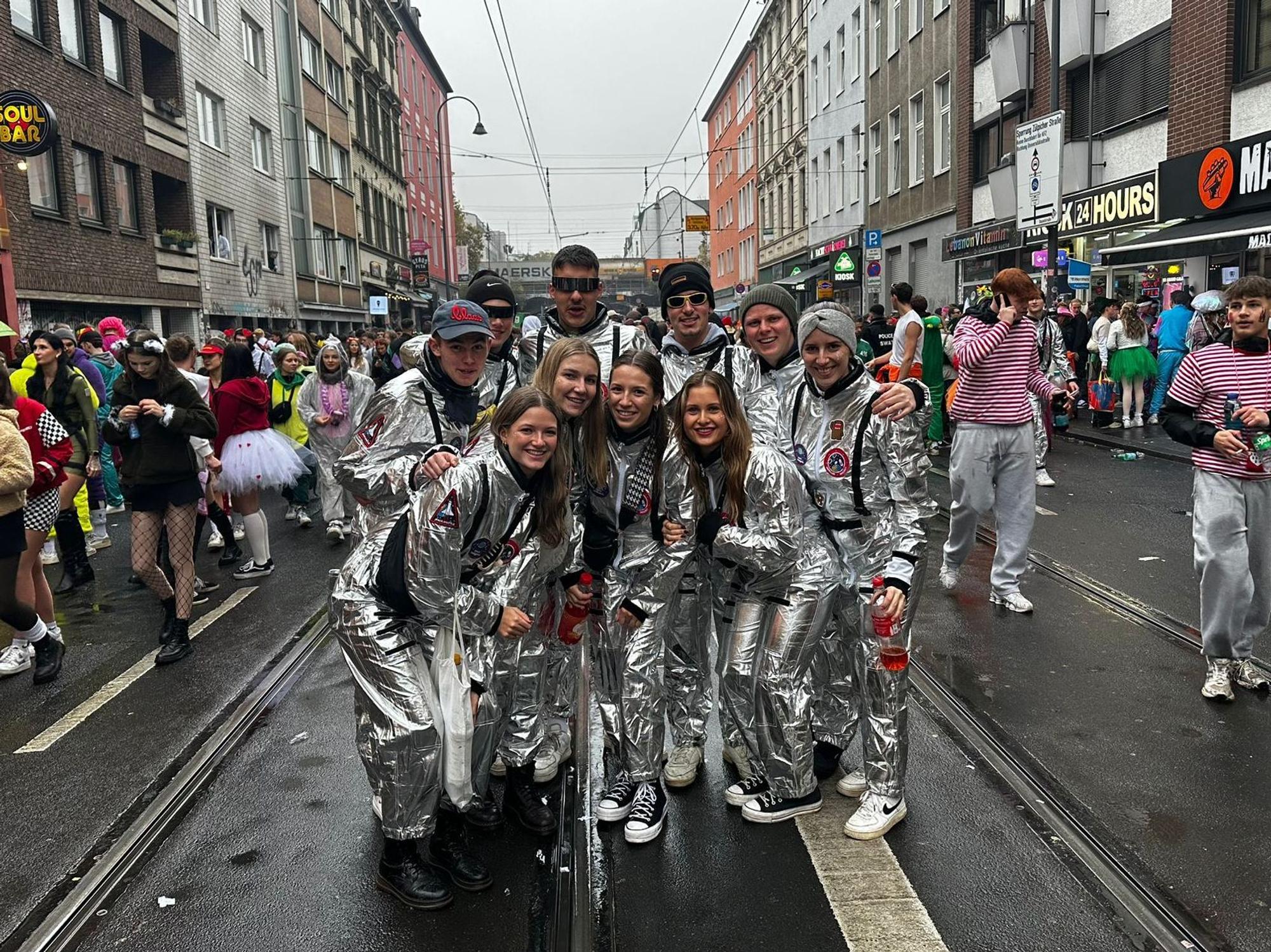 Raumfahrerinnen und Raumfahrer beim Karneval in Köln.