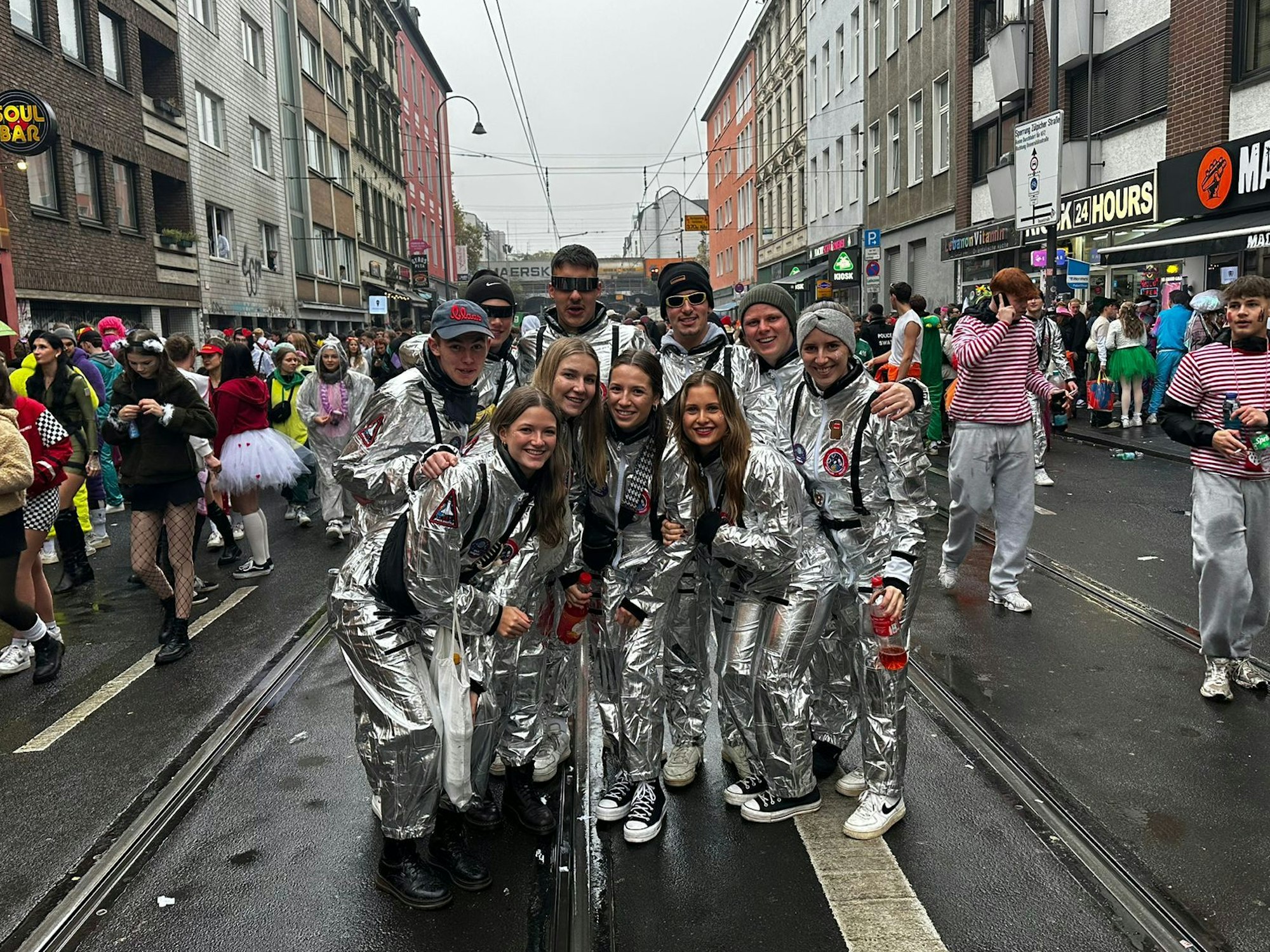 Raumfahrerinnen und Raumfahrer beim Karneval in Köln.