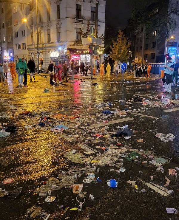 Die Müllberge auf der Zülpicher Straße am Abend des 11.11..