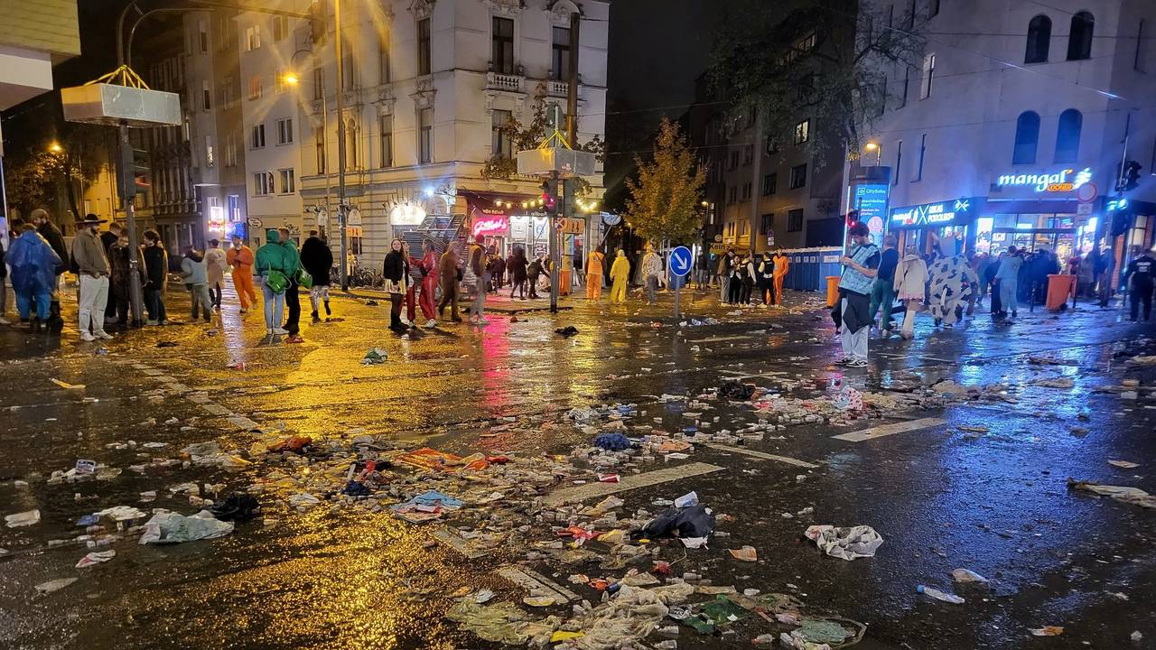 Die Müllberge auf der Zülpicher Straße am Abend des 11.11..