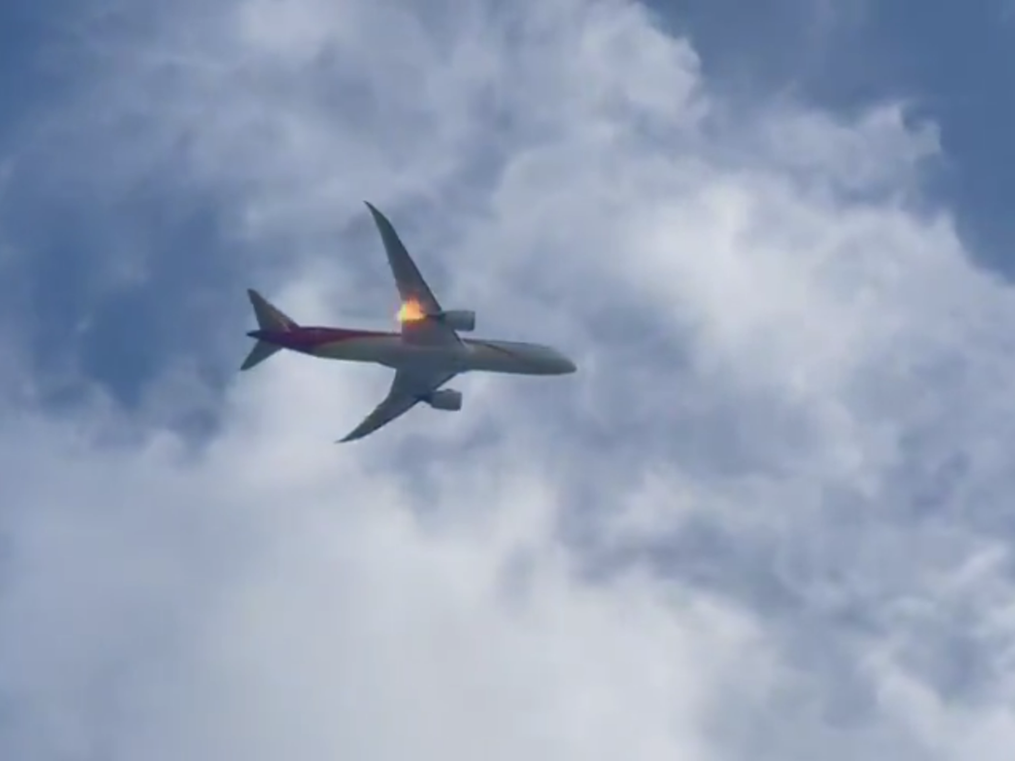 Schrecklicher Moment: Beim Start einer chinesischen Maschine in Rom brennt der Motor des Boeing-Flugzeugs.