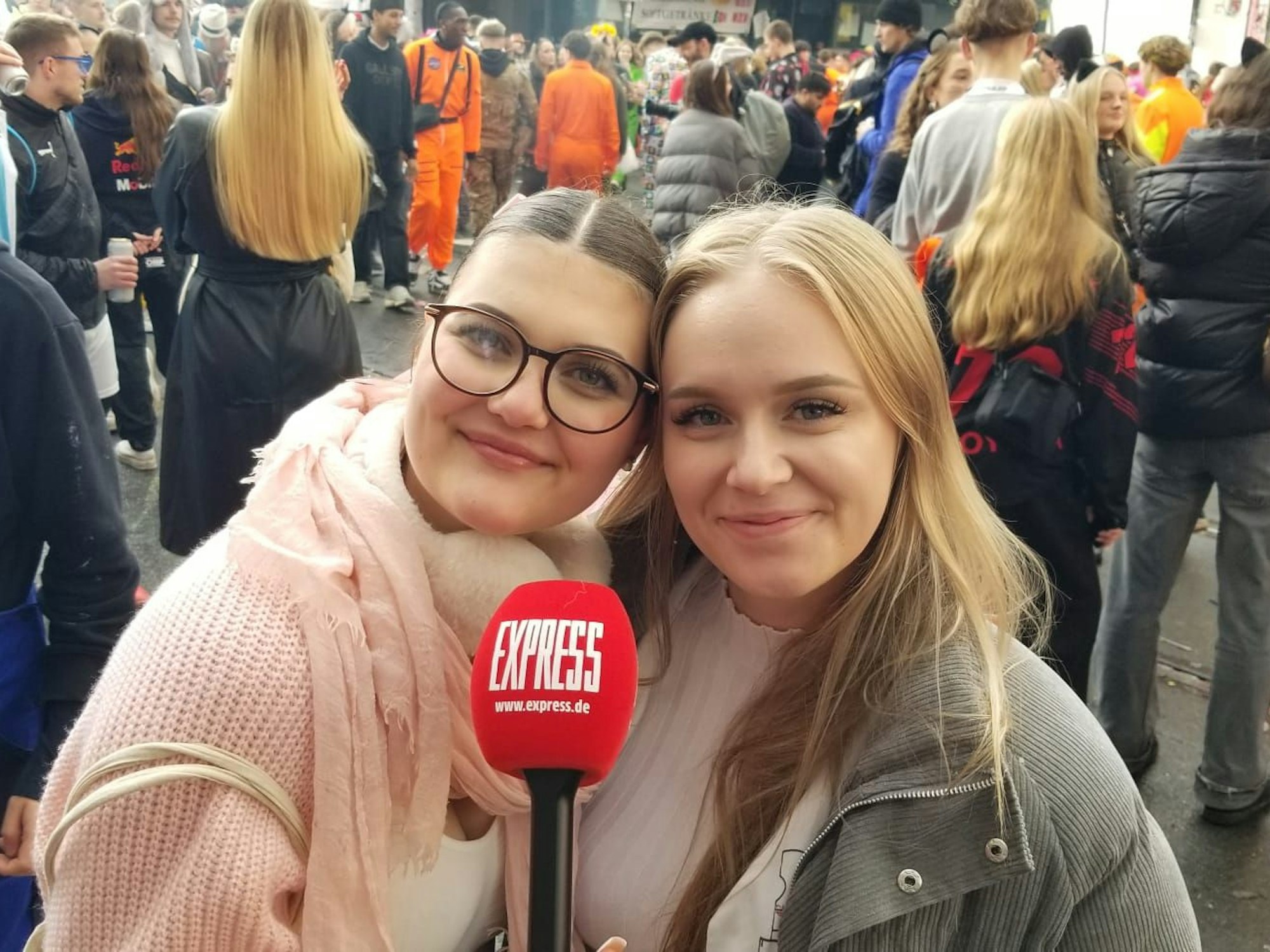 Zwei Frauen aus Andernach am 11.11. in Köln.