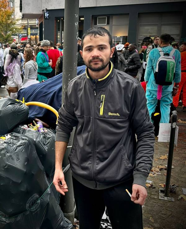 Abdul vor seiner Flaschensammlung, die er in Müllsäcken aufbewahrt.