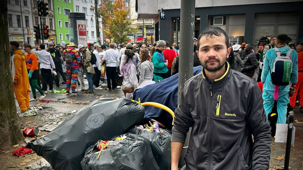 Abdul vor seiner Flaschensammlung, die er in Müllsäcken aufbewahrt.
