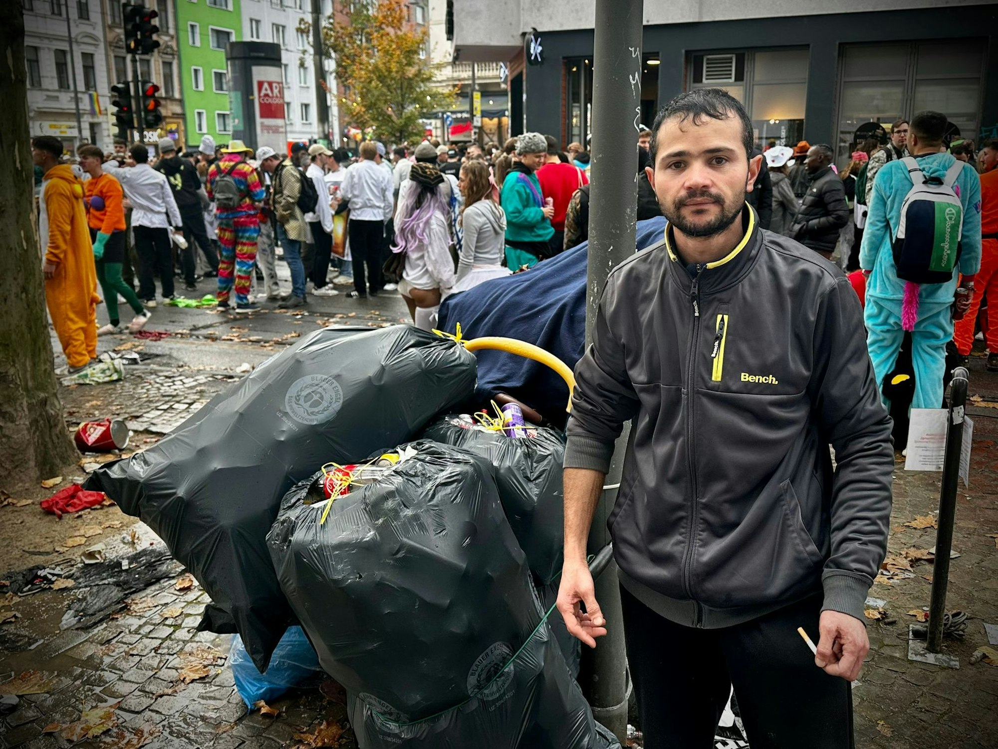 Abdul vor seiner Flaschensammlung, die er in Müllsäcken aufbewahrt.