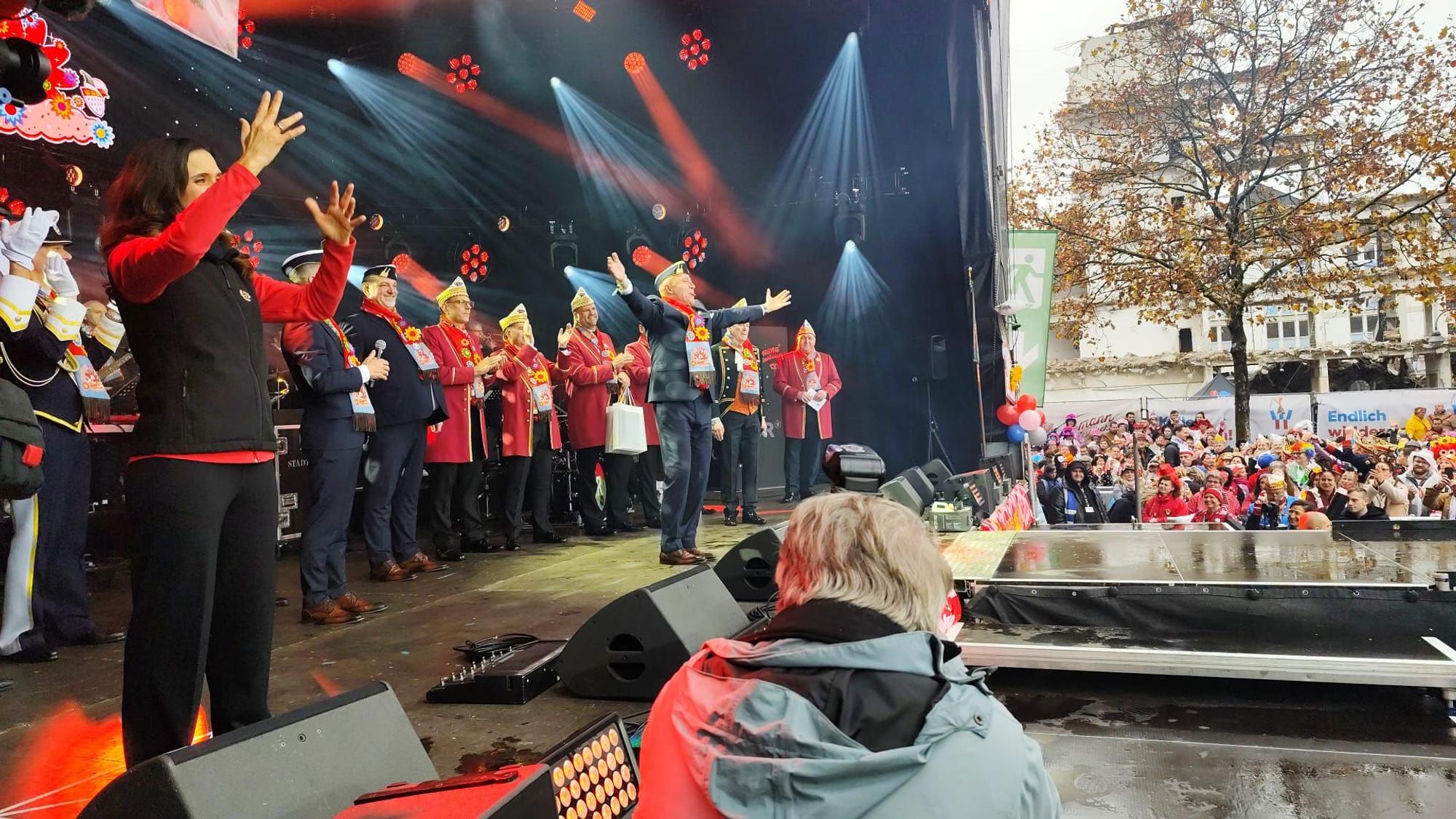 Das Dreigestirn auf der Bühne am Heumarkt.