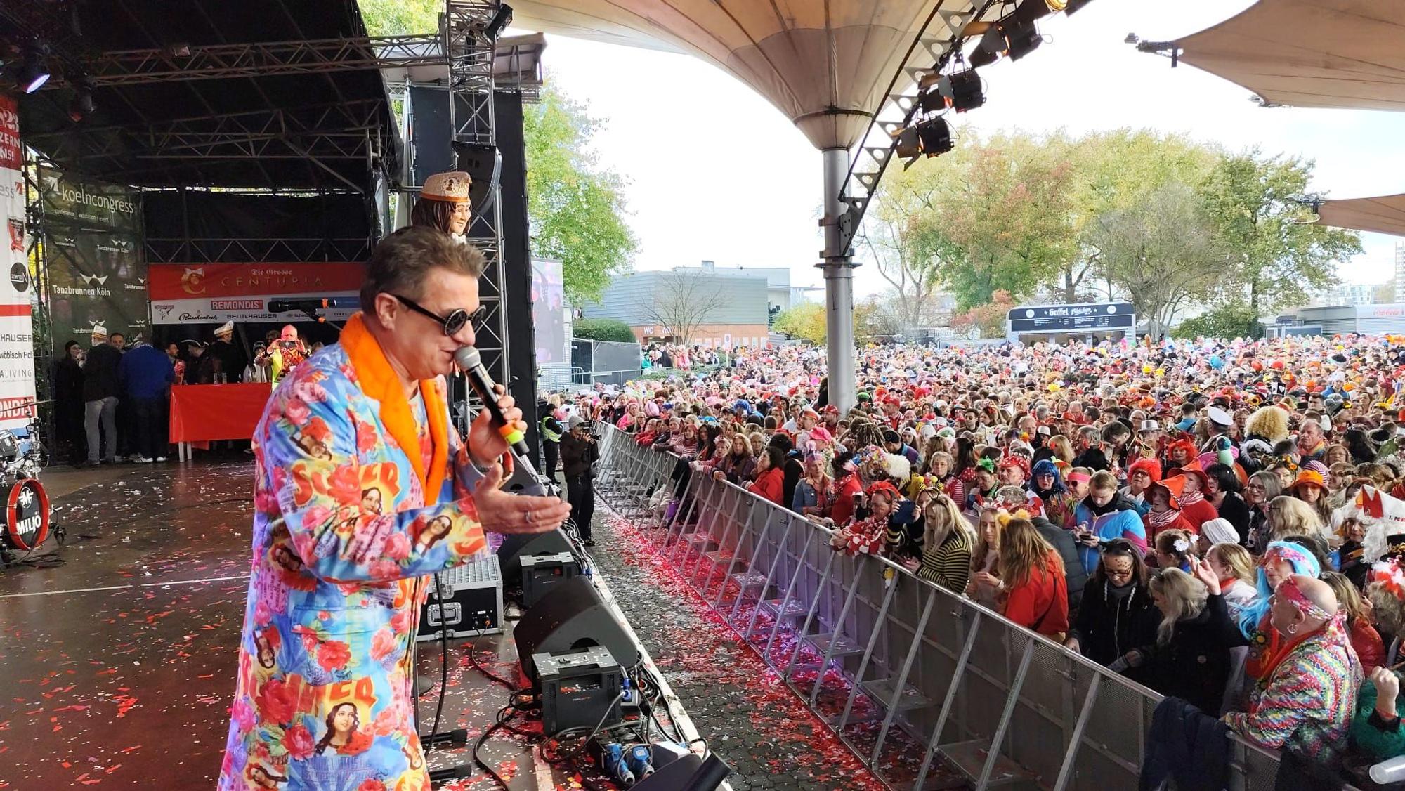 Linus heizt den Jecken am 11.11. im Kölner Tanzbrunnen ein.
