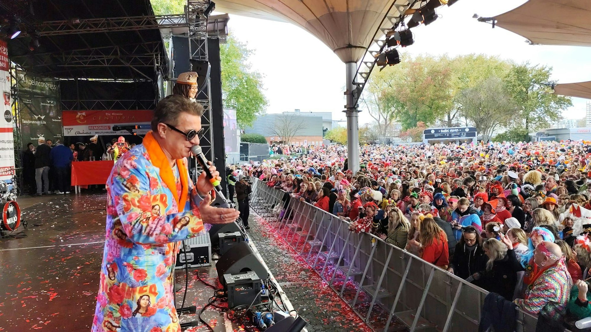 Linus heizt den Jecken am 11.11. im Kölner Tanzbrunnen ein.
