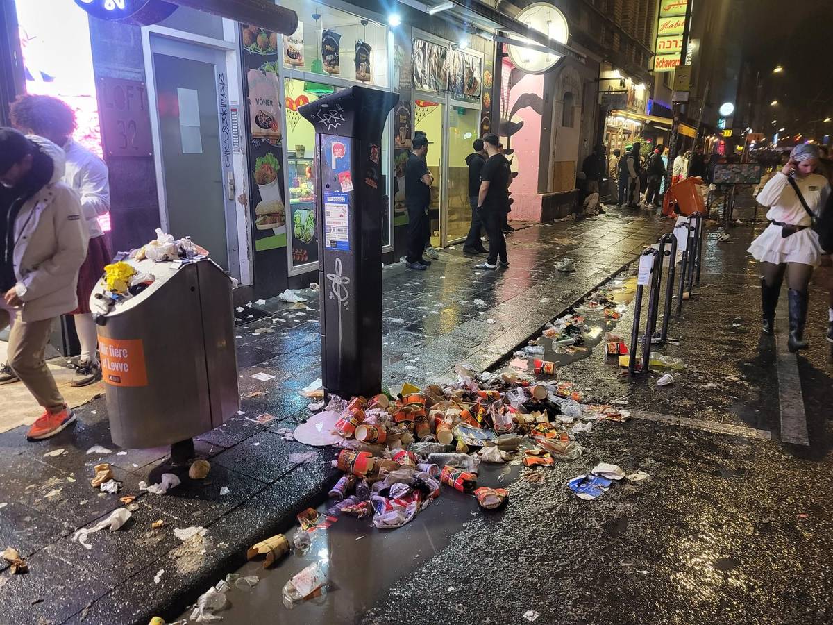 Müll auf der Zülpicher Straße in Köln am Abend des 11.11
