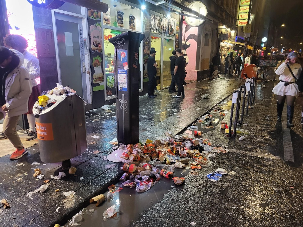 Müll auf der Zülpicher Straße in Köln am Abend des 11.11