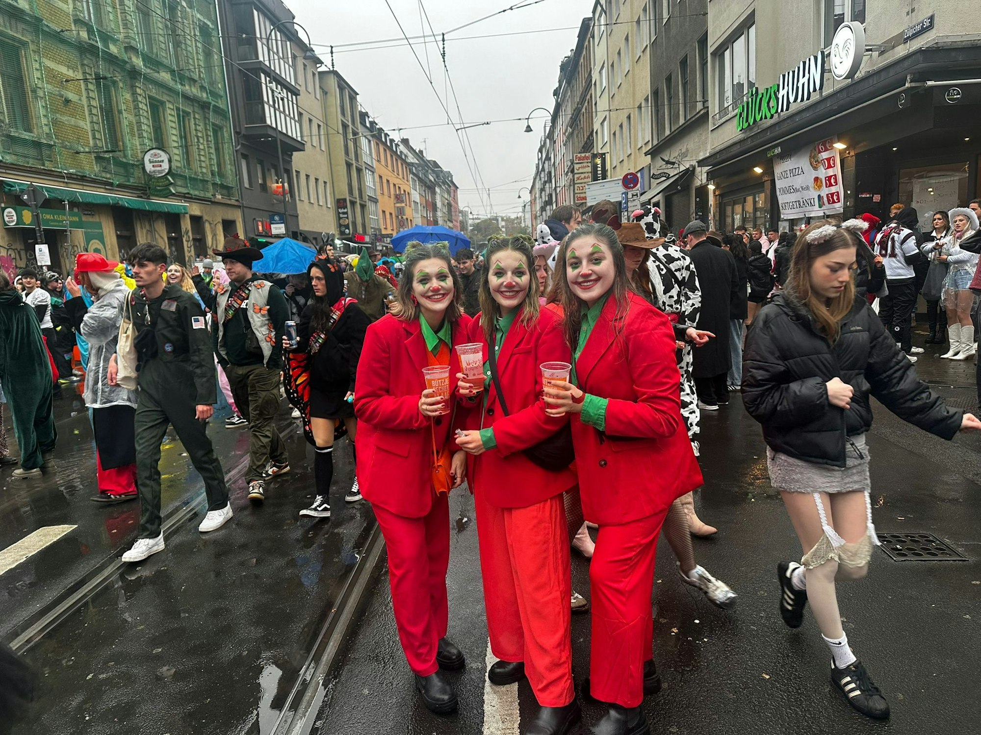 Drei Damen aus Tübingen in rot gekleidet am 11.11. in Köln.