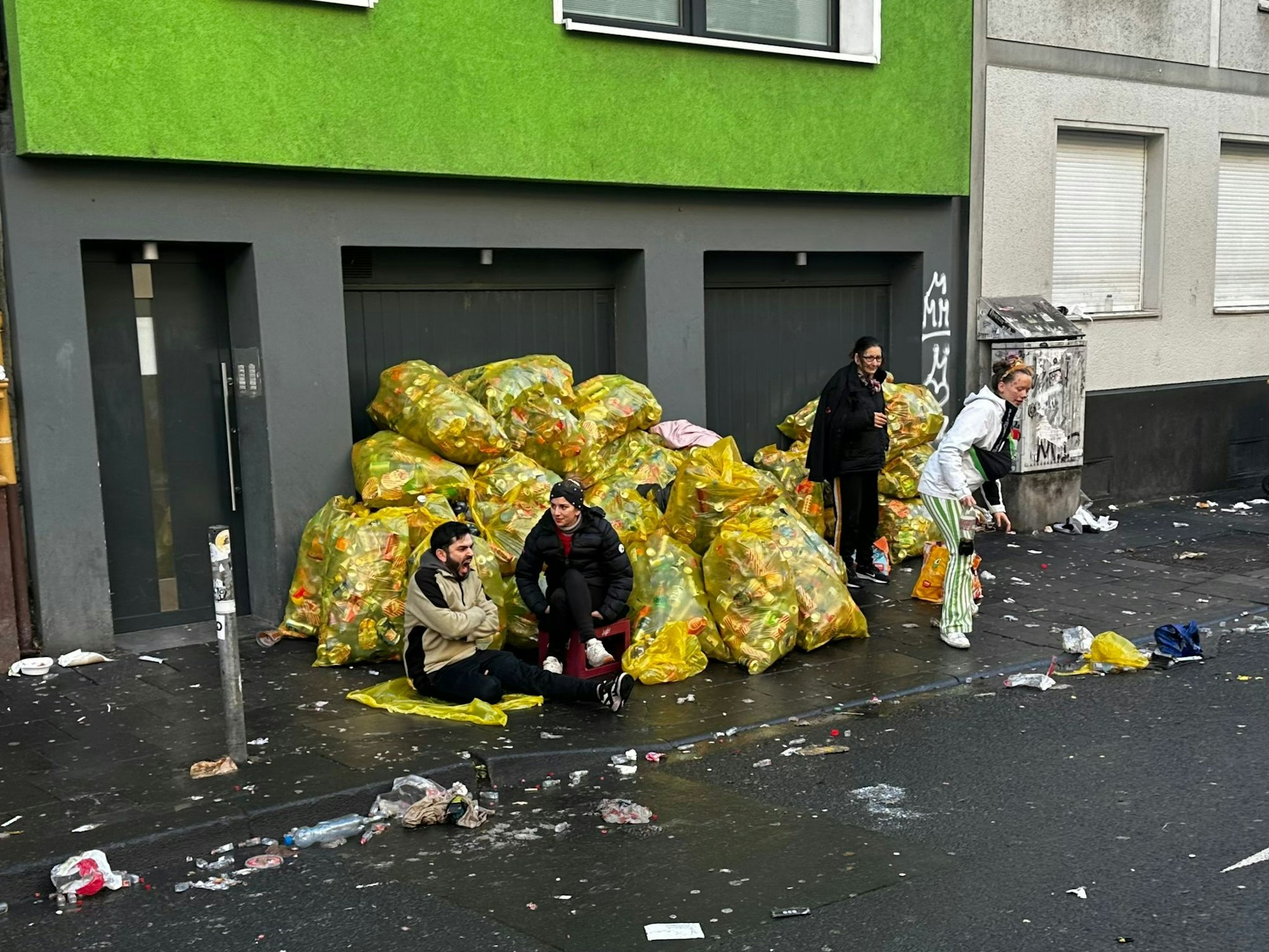 Die Pfand-Ausbeute von Flaschensammlern und -sammlerinnen in Köln am 11.11..