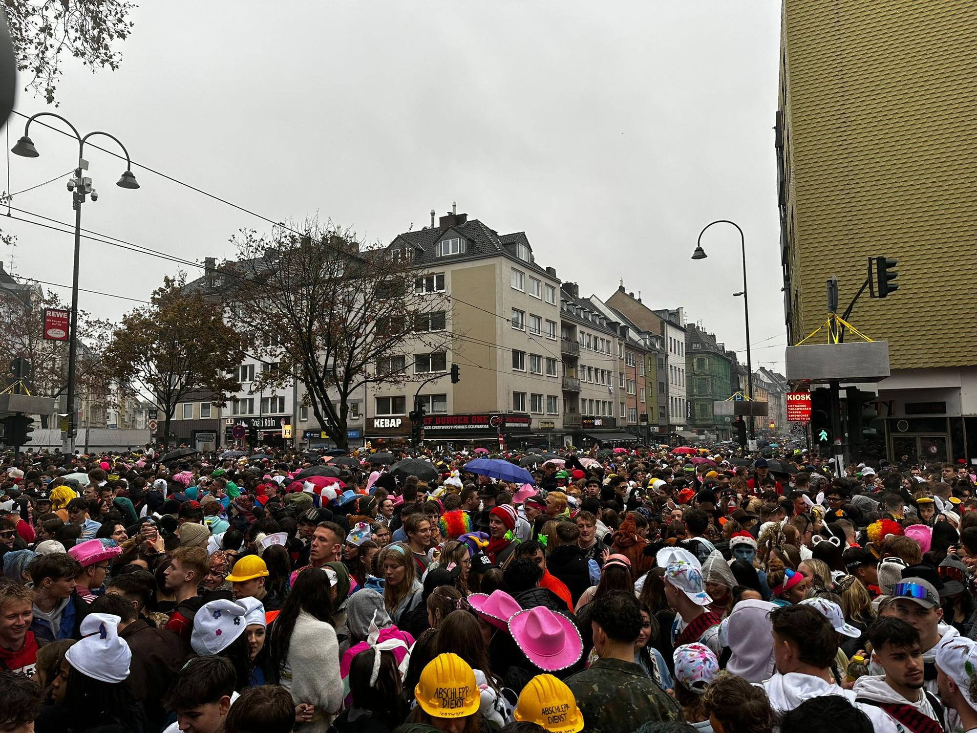 Volle Zülpicher Straße am 11.11. in Köln.