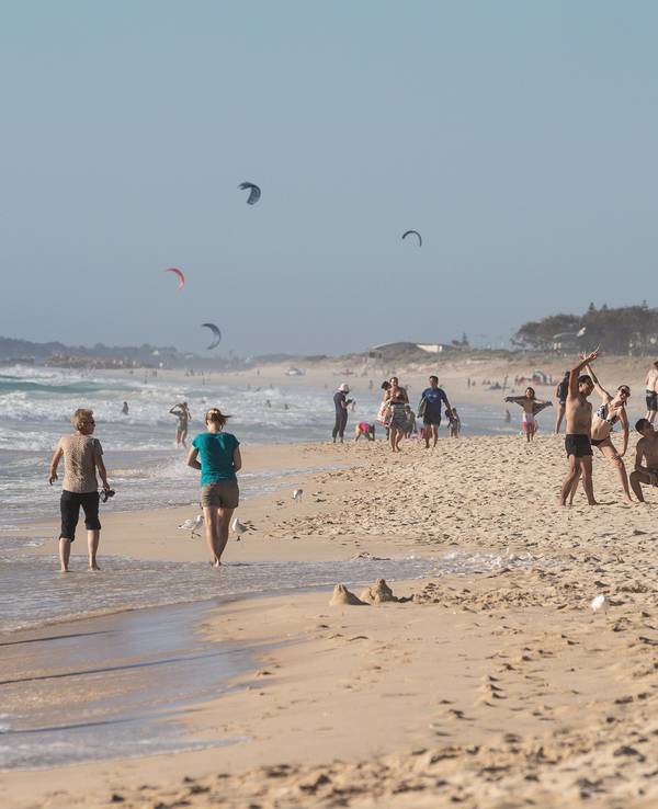 In Australien ist ein Kaiserpinguin aufgetaucht. Das Archivfoto (2021) zeigt einen Strand in Western Australia nahe der Stadt Perth.