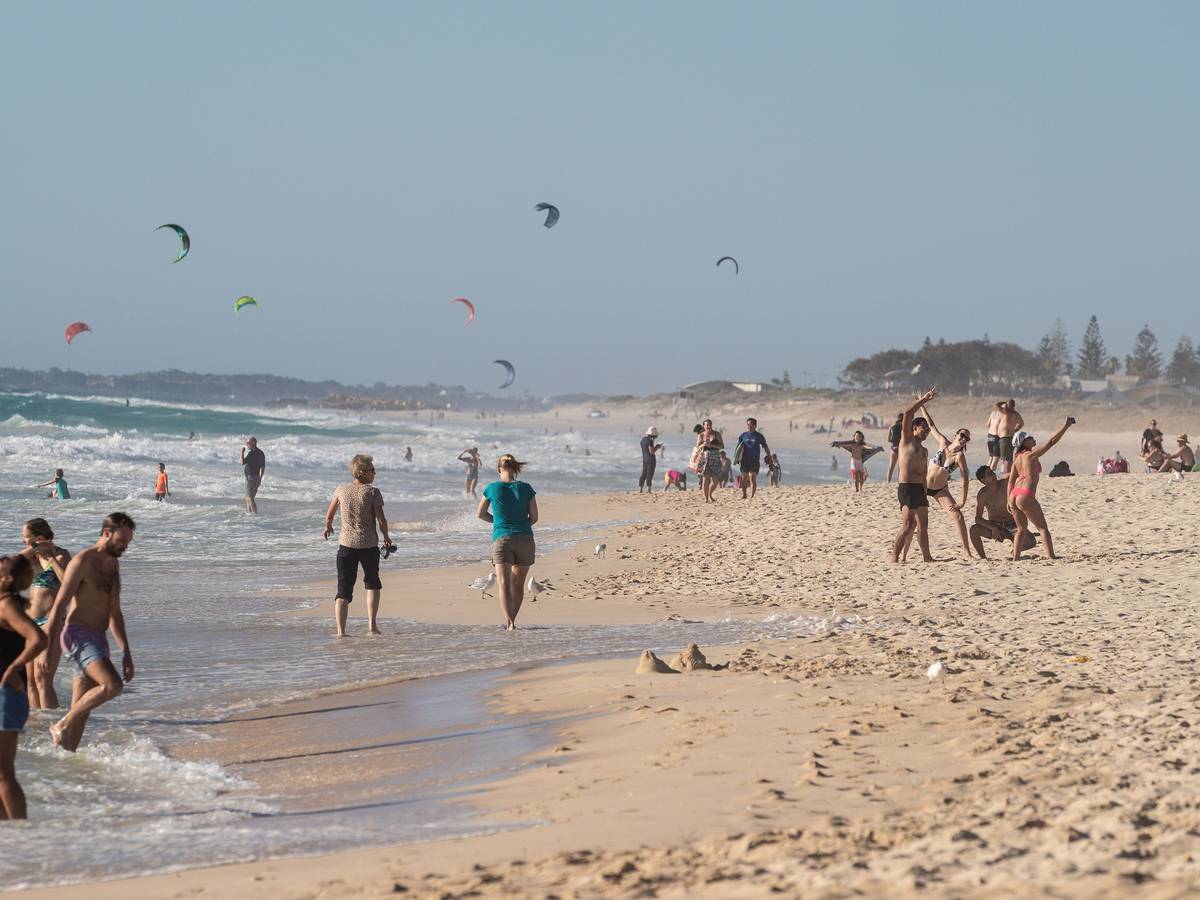In Australien ist ein Kaiserpinguin aufgetaucht. Das Archivfoto (2021) zeigt einen Strand in Western Australia nahe der Stadt Perth.