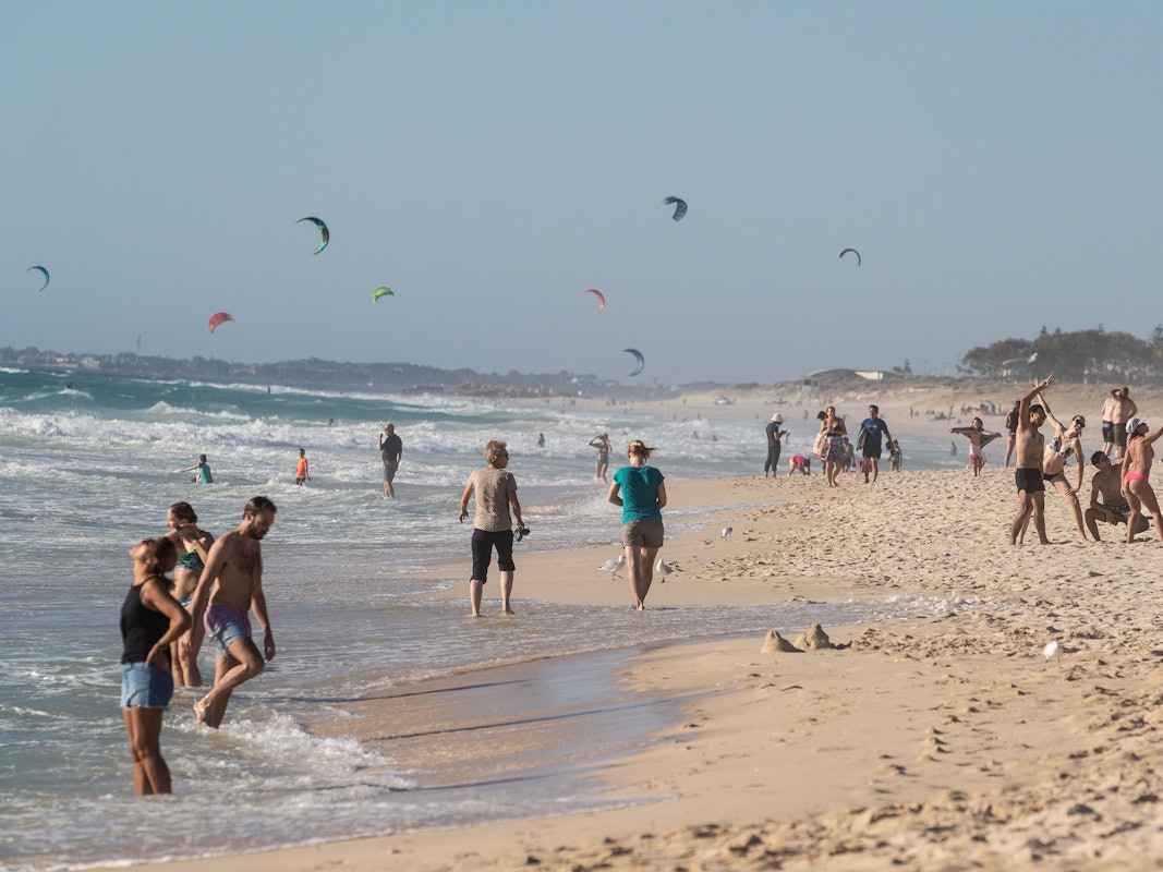 In Australien ist ein Kaiserpinguin aufgetaucht. Das Archivfoto (2021) zeigt einen Strand in Western Australia nahe der Stadt Perth.