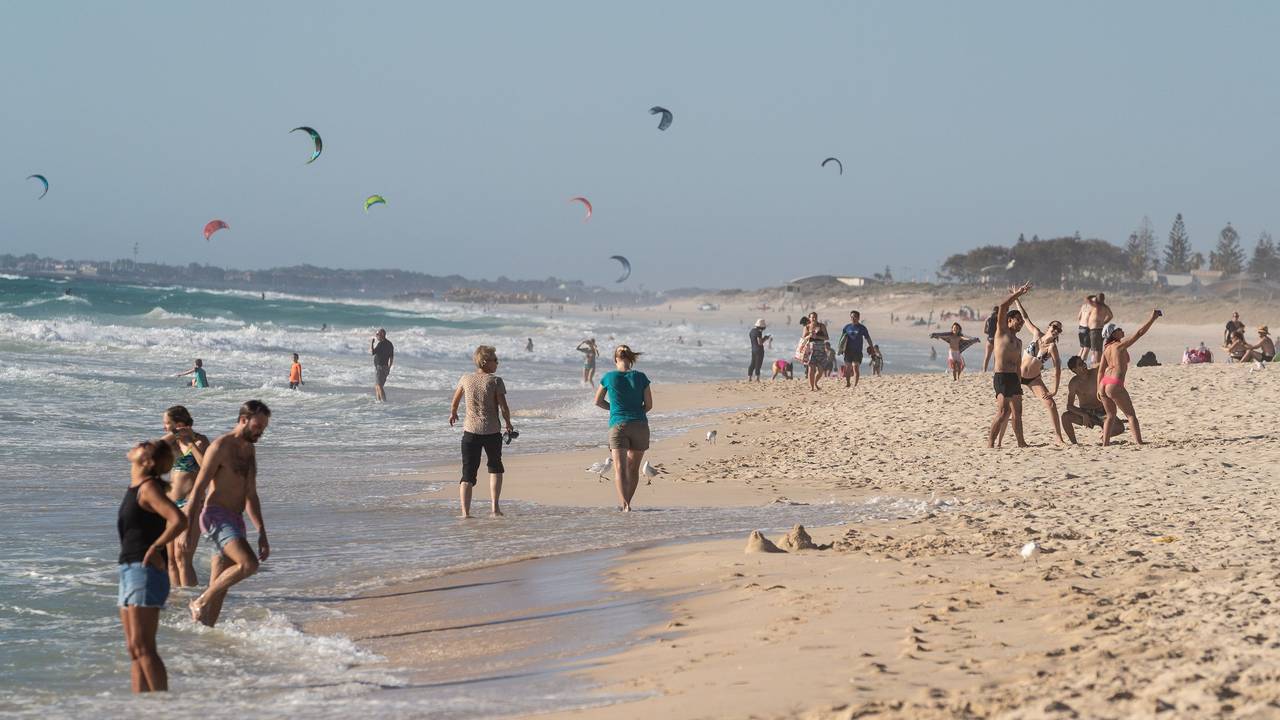 In Australien ist ein Kaiserpinguin aufgetaucht. Das Archivfoto (2021) zeigt einen Strand in Western Australia nahe der Stadt Perth.