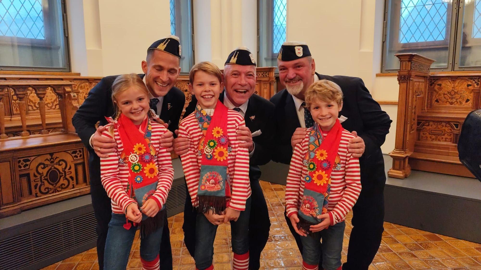 Das offizielle Dreigestirn und das Kinderdreigestirn im Kölner Rathaus.
